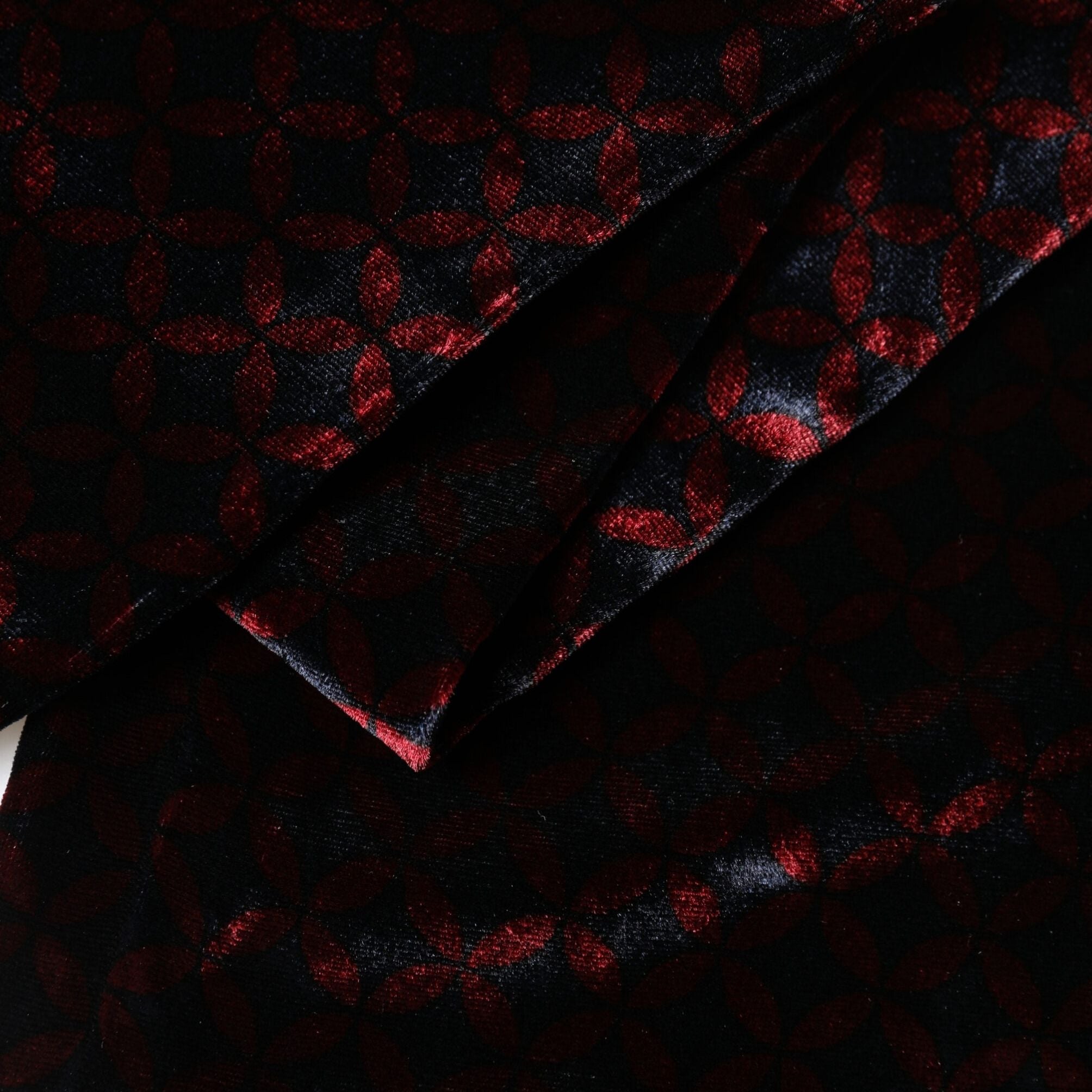 Dolce & Gabbana Black Red Rayon Geometric Pattern Fringe 140cm X 16cm Scarf