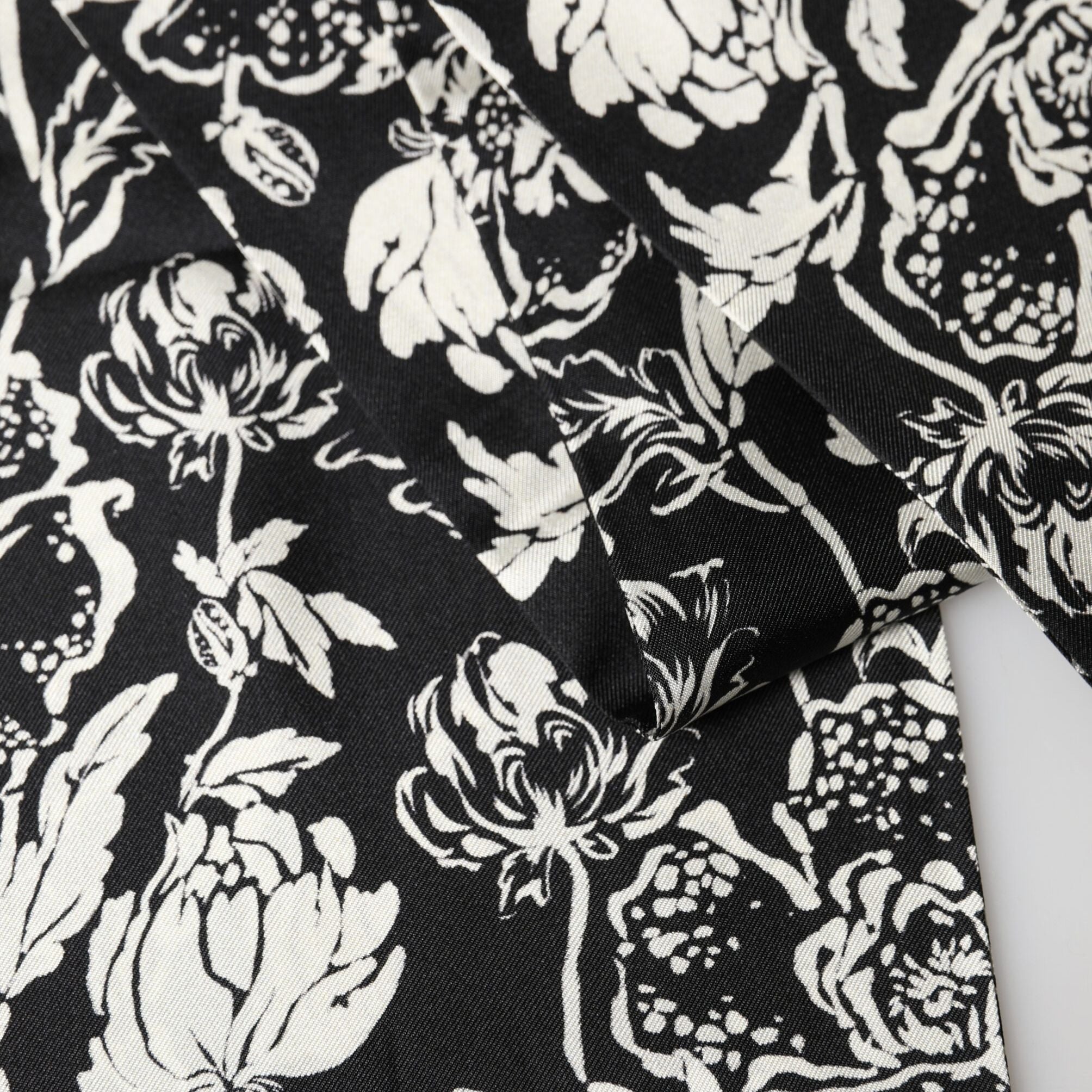 Dolce & Gabbana Black White Silk Floral Print Fringe 136cm X 15.5cm Scarf